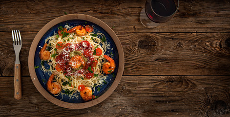 Shrimps auf Pasta mit einem Glas Wein