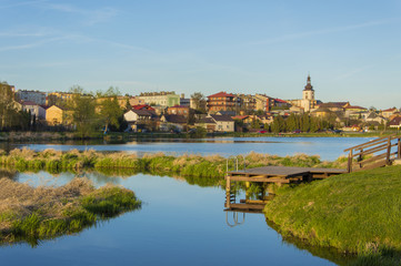Fototapeta na wymiar Kładka nad zalewem na tle miasta, Lipsko, Polska