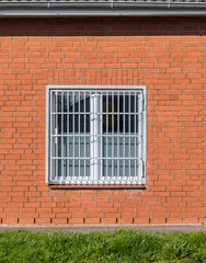 Fenster mit Gitter als Einbruchsschutz 