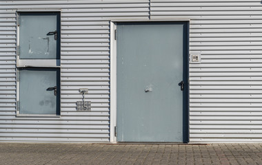 Fototapeta na wymiar Stahltür einer Lagerhalle