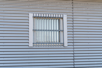 Obraz na płótnie Canvas Vergittertes Fenster einer Gewerbefläche