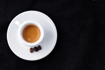 Foto auf Acrylglas Kaffee Bar Espressotasse auf schwarzem Hintergrund
