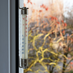 Termometr w oknie. Wiosna, 13 stopni C. - obrazy, fototapety, plakaty
