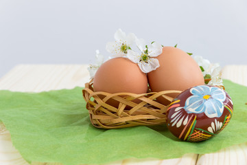Obraz na płótnie Canvas Пасхальные яйца и весенние цветы. Символы пасхи. Концепция международных праздников.