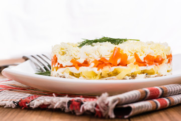 Русский салат с рыбой и овощами Мимоза