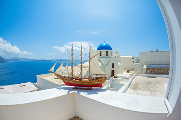 Model of the frigate and Santorini