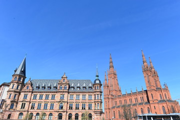 Fototapeta na wymiar Neues Rathaus und Marktkirche (Wiesbaden)