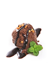 boule de glace au chocolat sur fond blanc