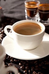 hot coffee on beans, 뜨거운 커피, 블랙커피