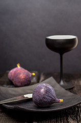 figs and black tableware