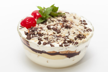 Napoleon dessert preparation : Decorated Napoleon dessert in a transparent bowl