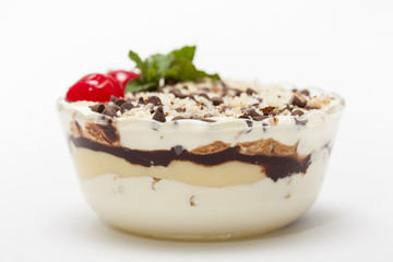 Napoleon dessert preparation : Decorated Napoleon dessert in a transparent bowl