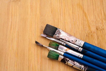 Obraz premium Selective focus, close up view of paint brush over the wooden board