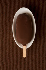 Dunkles Eis am Stiel mit Schokolade