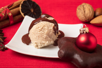 Kugel Weihnachtseis mit Schokoladensauce