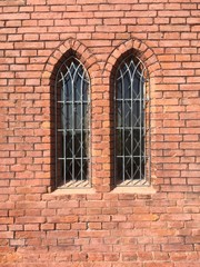 Fenster einer alten Kapelle mit Steinmauer