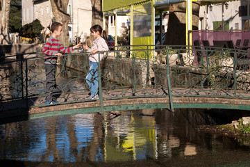 couple d'enfants sur un pont