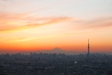 東京都市風景　夕焼けの富士山と東京スカイツリー