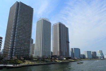 Fototapeta na wymiar 隅田川沿いに建ち並ぶタワーマンション