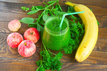 healthy green smoothies from parsley and fruit