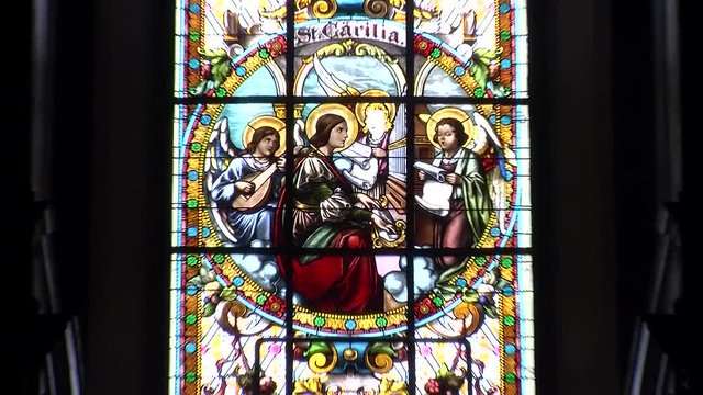 Heiligenfiguren (Hl. Cäcilia) am Fenster der Kirche in Pischelsdorf am Kulm (Kamerazoomfahrt)