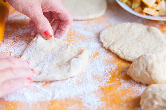 Cook pies from fresh apples and dough