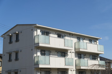3階立てアパート　イメージ　外観　青空