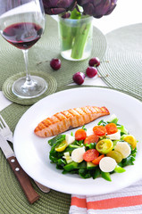 Salmon with vegetable salad and red wine
