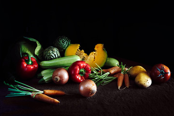 Sammlung frisches Gemüse auf dunklem rustikalem Hintergrund. Konzept für gesunde Ernährung. Veganes Abendessen
