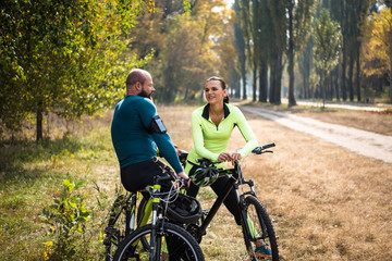Plakat Couple of cyclists resting in park