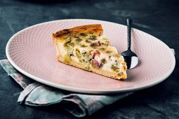 Stück kuchen auf dunkelem hintergrund