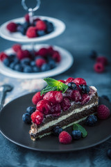 Stück kuchen auf dunkelem hintergrund