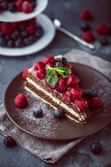Stück kuchen auf dunkelem hintergrund