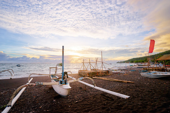 Fototapeta Beautiful sunrise. Ocean, beach and indonesian fishing boats.