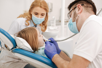 Fototapeta premium Przeszkolony zespół stomatologów prowadzący wspólnie pracę