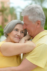 Obraz premium Happy elderly couple embracing
