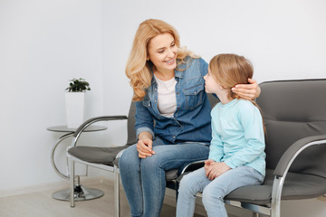 Obraz premium Observant great mom calming her daughter