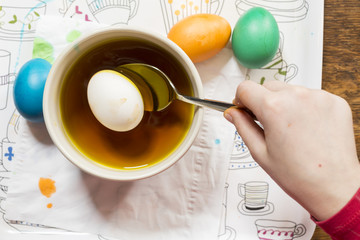malowanie jajek na Wielkanoc - obrazy, fototapety, plakaty