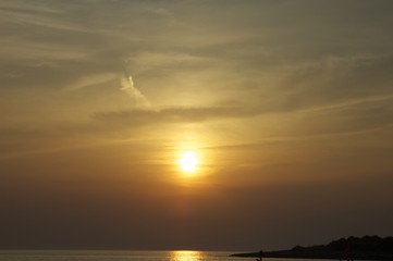 Sole al tramonto in spiaggia del Sud Italia
