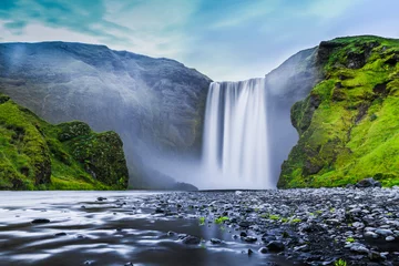 Fototapeten Skogafoss-Wasserfall in mystischer Dämmerung, Island © JFL Photography