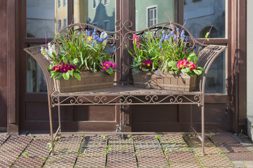 Dekobank mit Blumen