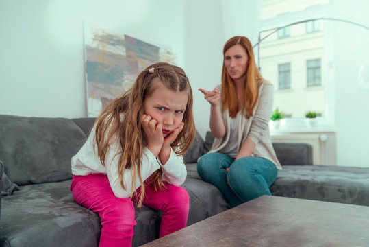 mutter streitet mit w&uuml;tenden kind und belehrt und erzieht es