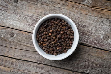 Black pepper in white bowl
