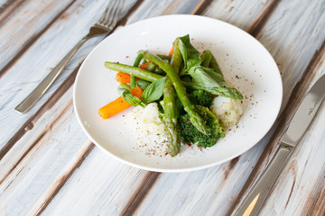 Asparagus salad with carrot