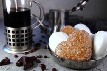 пряники в глазури в форме сердца с горячим кофе