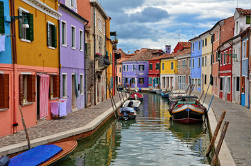 Fototapeta na wymiar Kanal und bunte Häuser - Insel Burano bei Venedig