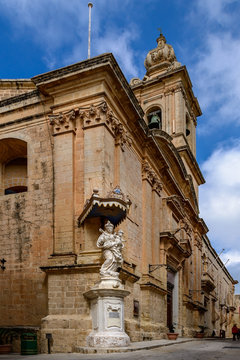 Karmeliterkirche mit Marienstandbild in Mdina, Malta