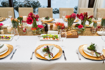 Decorated plates on the banquet table