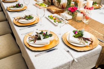 Decorated plates on the banquet table