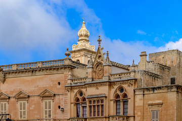 Obraz premium Architektonischer Stilmix: Hausfassade am St. Pauls's Square in Mdina